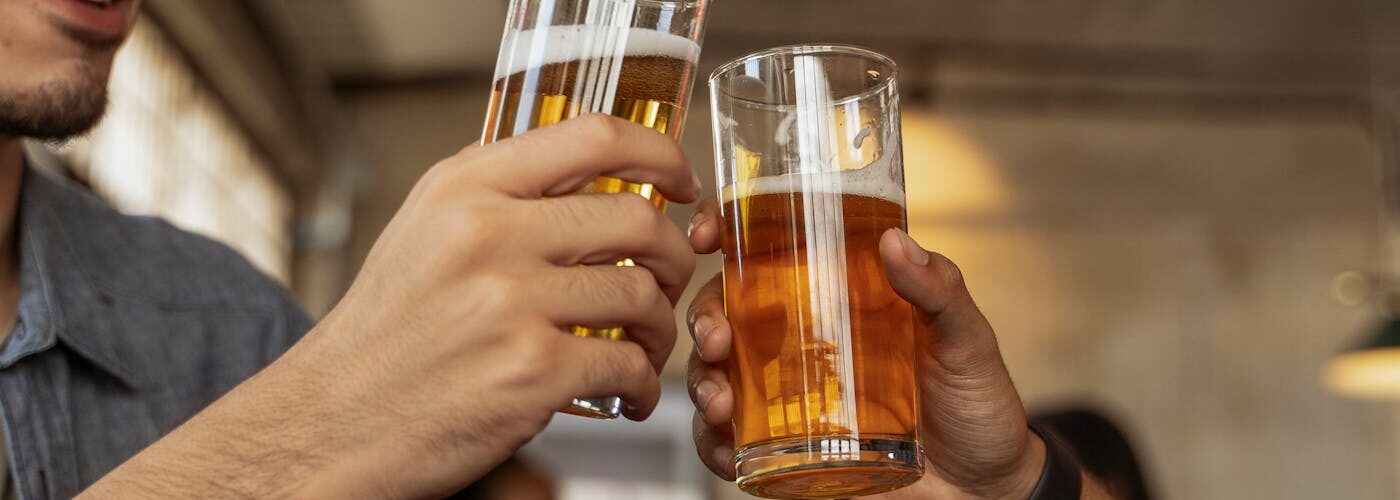Amis trinquant avec des chopes de bière lors de l'Oktoberfest