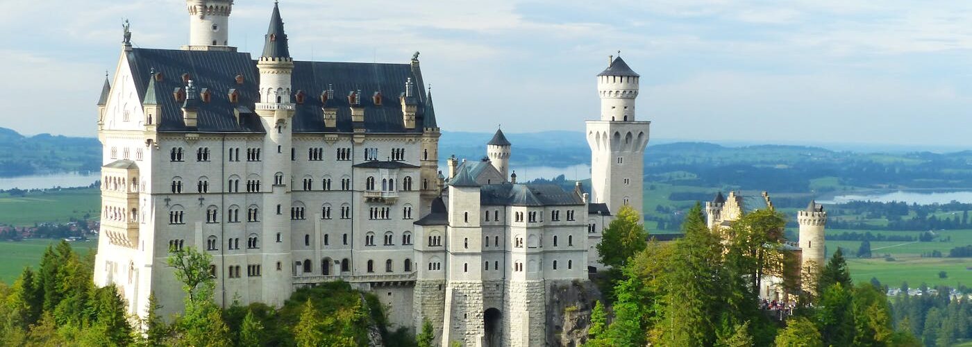 Château de Neuschwanstein entouré de verdure dans les Alpes bavaroises