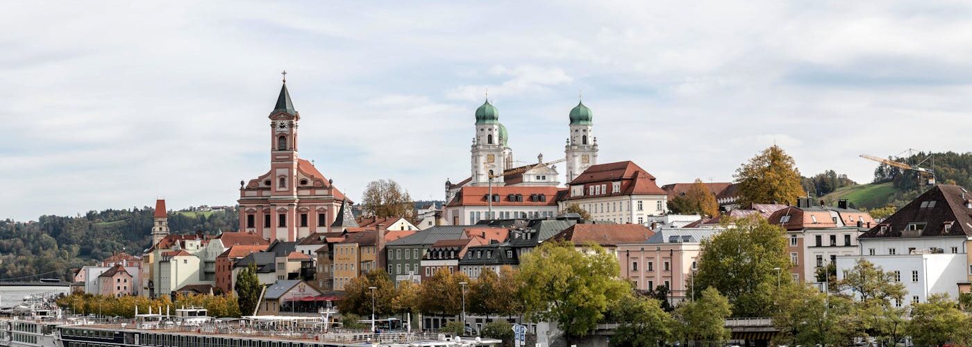 Vieille ville de Passau vue depuis le Danube, architecture médiévale et baroque