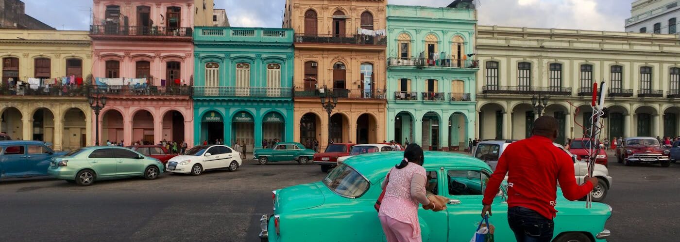 Bâtiments colorés aux façades vives dans une rue de Cuba, reflet de la diversité culturelle de l'Amérique