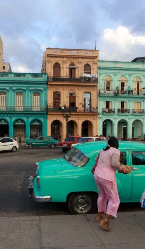 Bâtiments colorés aux façades vives dans une rue de Cuba, reflet de la diversité culturelle de l'Amérique