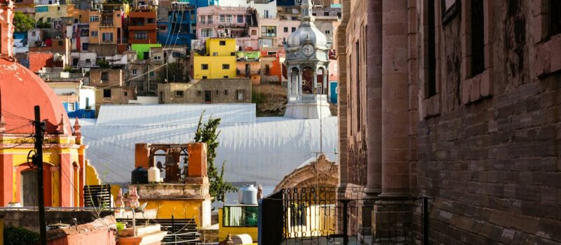 Des brownstones aux haciendas : l'architecture d'un continent sans complexes