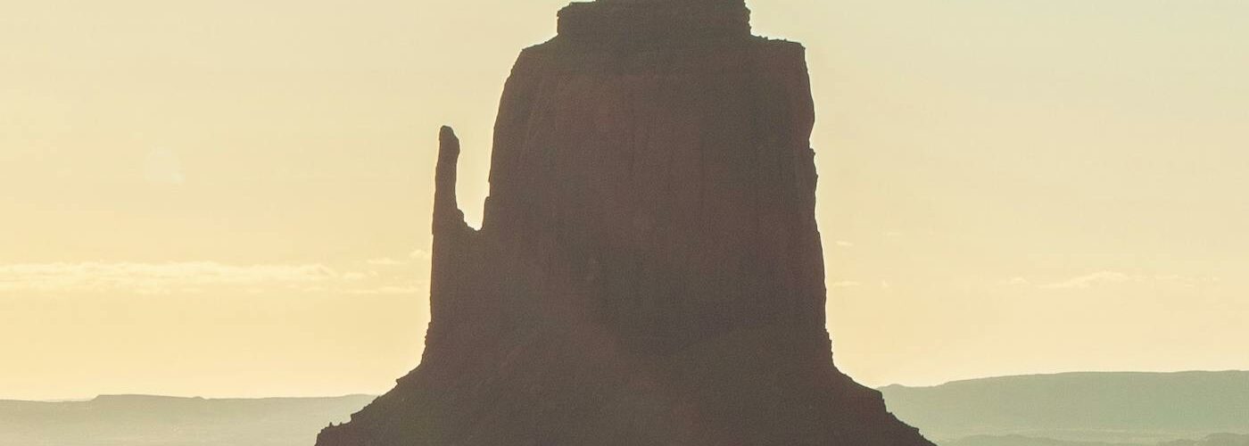 Vue panoramique de Monument Valley avec ses formations rocheuses iconiques sous un ciel dégagé