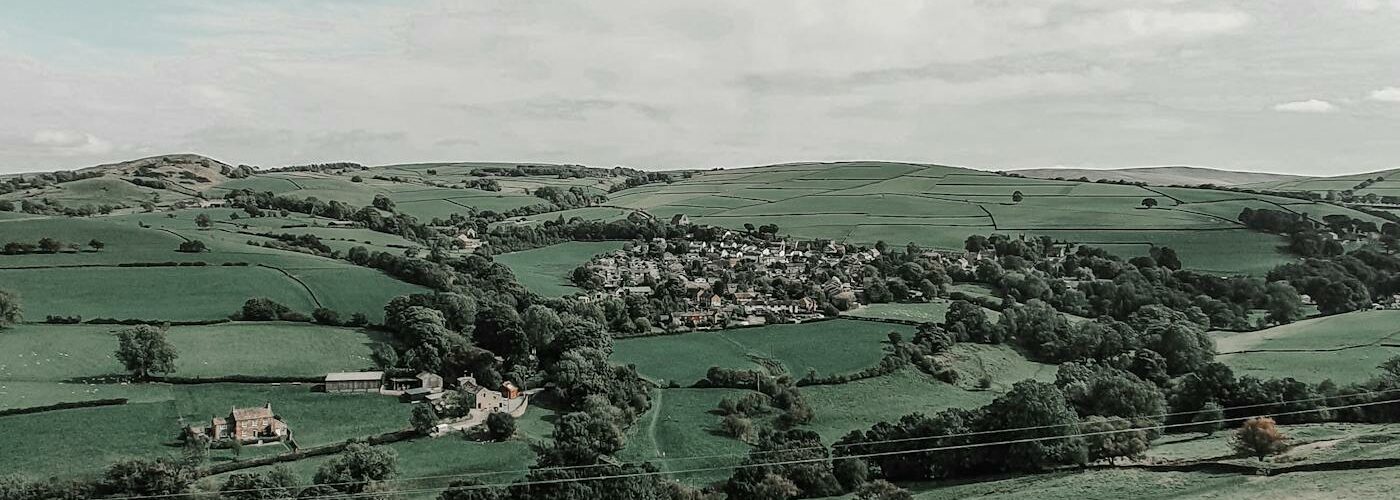 Collines verdoyantes de la campagne anglaise sous un ciel nuageux