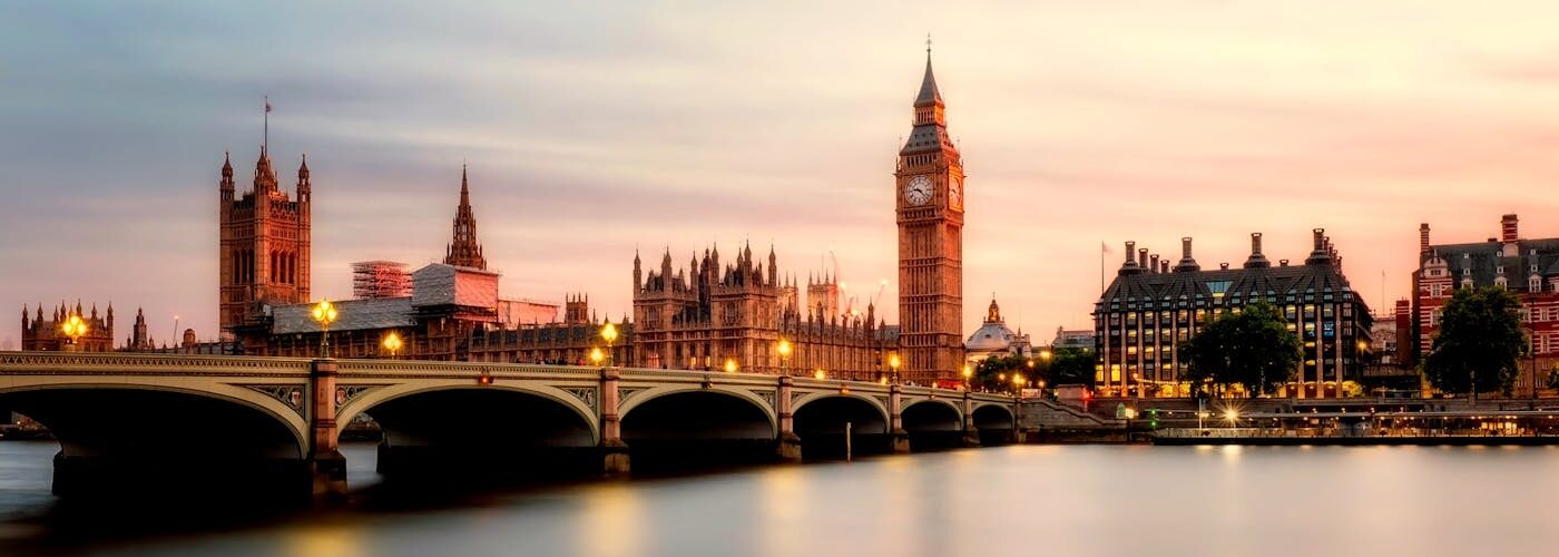 Panorama de Londres avec Tower Bridge et la Tamise au crépuscule