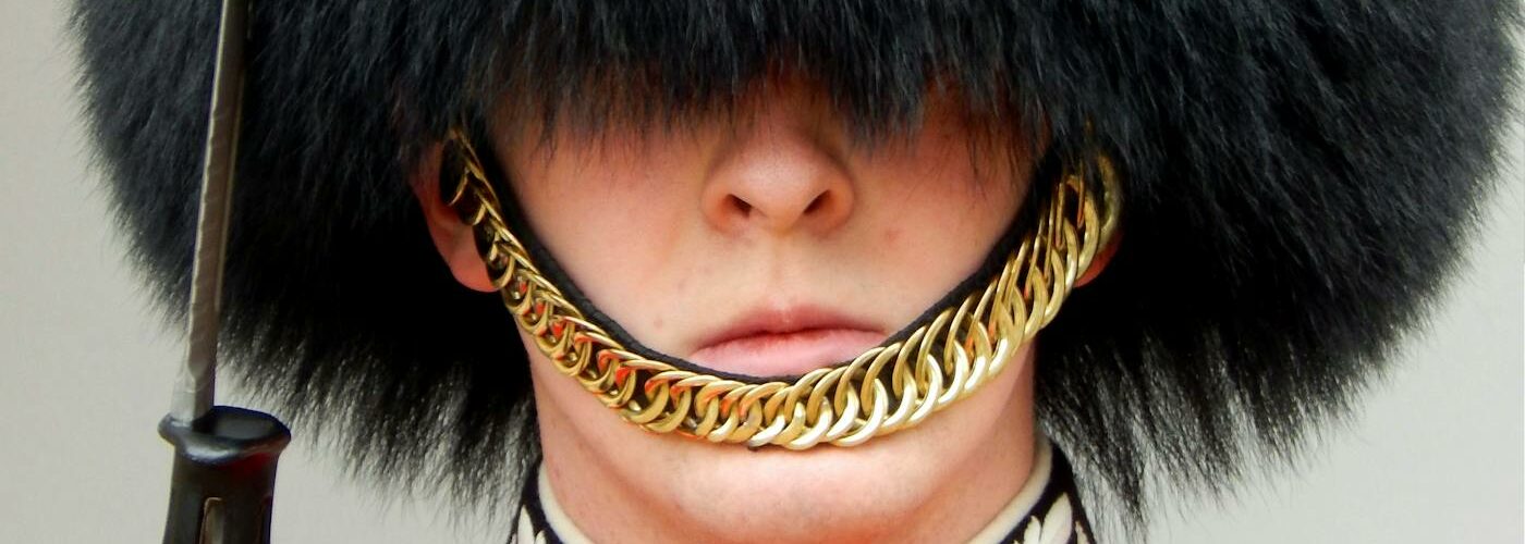 Garde royal britannique en uniforme traditionnel rouge et bonnet en peau d'ours