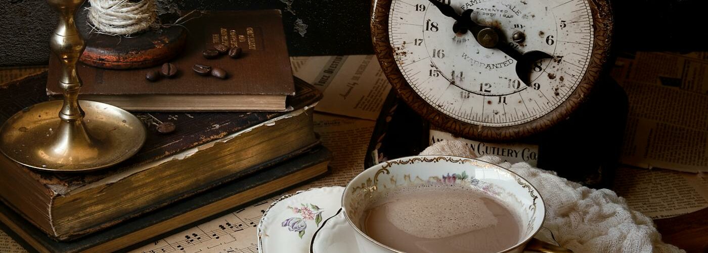 Tasse de thé anglaise sur soucoupe, tradition de l'afternoon tea britannique