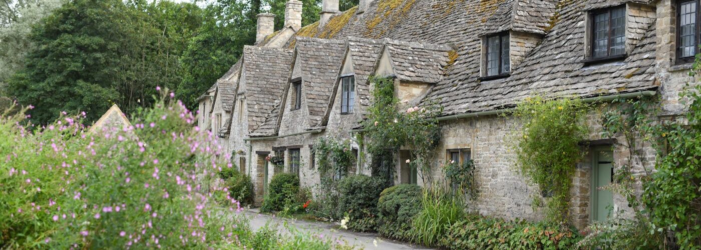 Maisons en pierre dorée dans un village anglais typique des Cotswolds
