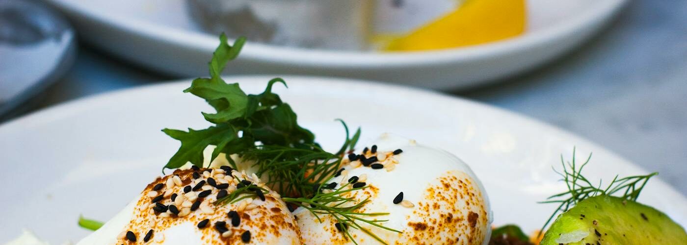 Assiettes colorées servies dans un café australien