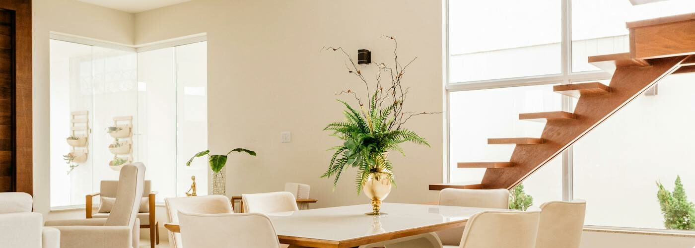 Intérieur australien moderne avec murs blancs et lumière naturelle