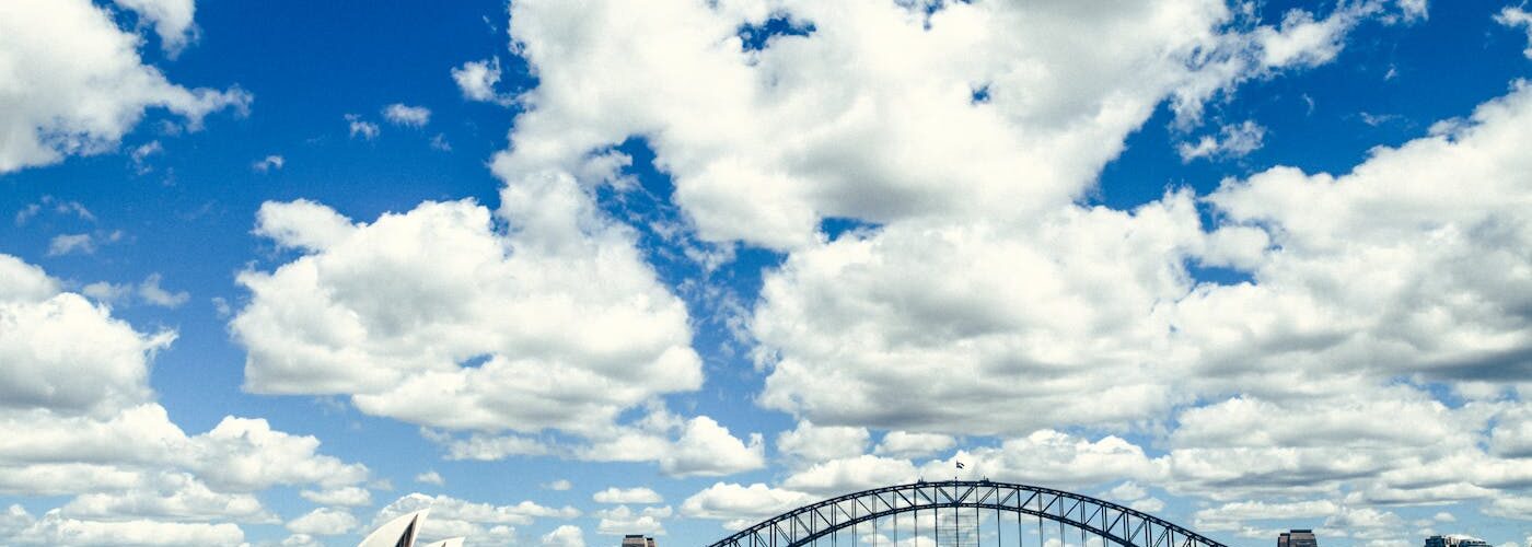 L'opéra de Sydney illuminé au coucher du soleil