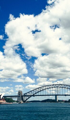 L'opéra de Sydney illuminé au coucher du soleil