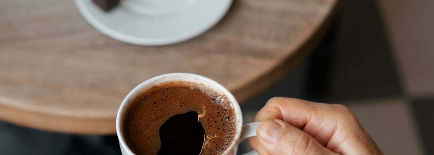Café viennois traditionnel avec tasse de café et ambiance feutrée