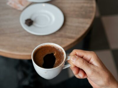 Bals viennois, Kaffeehäuser et folklore alpin : les traditions qui font l'Autriche