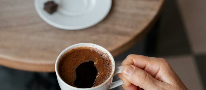 Bals viennois, Kaffeehäuser et folklore alpin : les traditions qui font l'Autriche