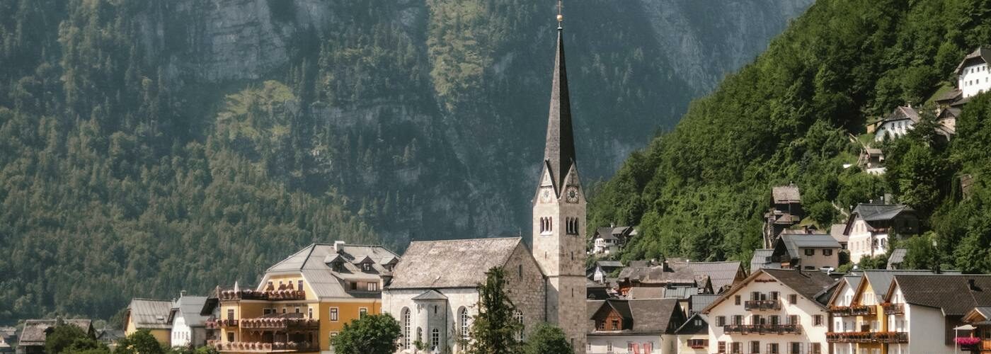 Village de Hallstatt au pied des Alpes autrichiennes, patrimoine mondial UNESCO