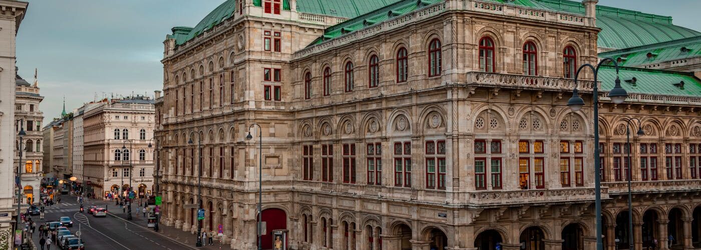 Opéra national de Vienne illuminé, symbole de la culture musicale autrichienne