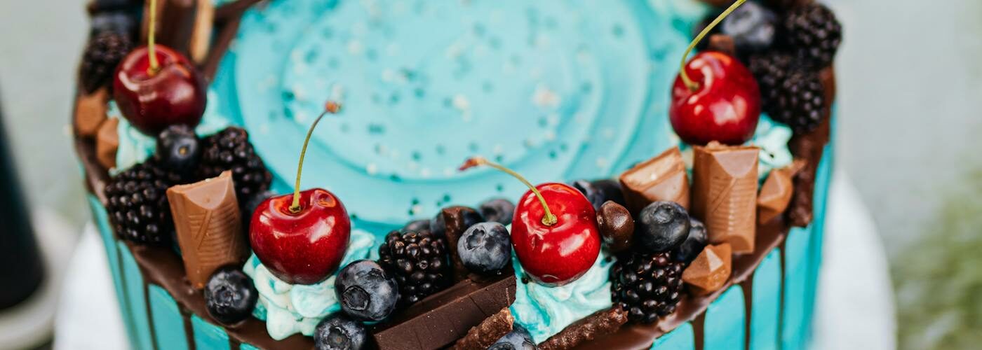 Gâteau autrichien décoré de fruits rouges, art pâtissier viennois