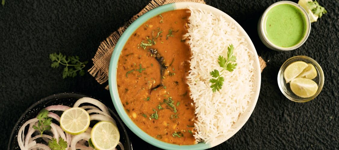 Bol de curry aux épices et herbes fraîches, cuisine d'Asie du Sud-Est