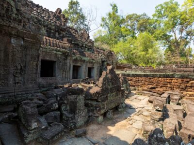 Des tours d'Angkor aux pagodes de village : la spiritualité khmère entre pierre et prière