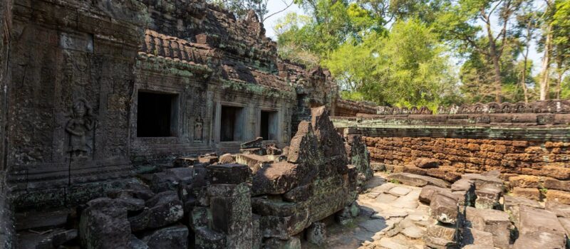 Des tours d'Angkor aux pagodes de village : la spiritualité khmère entre pierre et prière