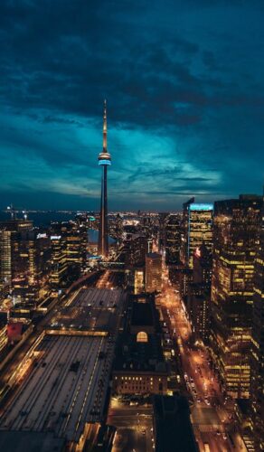 Vue panoramique de Toronto illuminée la nuit avec la Tour CN