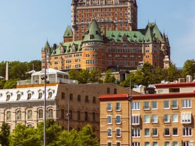 Du Château Frontenac aux lofts de Toronto : l'architecture canadienne entre pierre et modernité