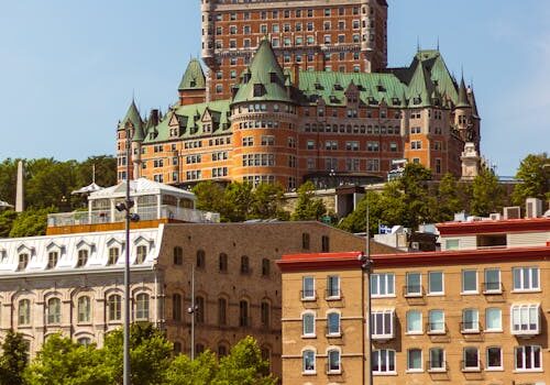 Du Château Frontenac aux lofts de Toronto : l'architecture canadienne entre pierre et modernité