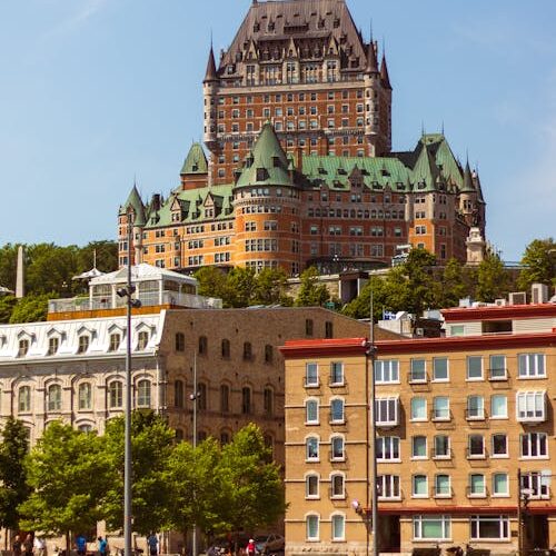 Le majestueux Château Frontenac dominant la ville de Québec