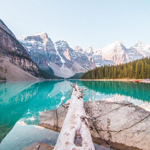 Les eaux turquoise du lac Moraine entouré des Rocheuses canadiennes