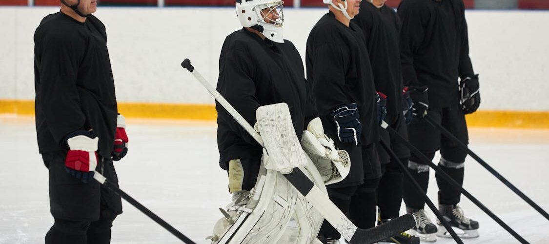 Joueurs de hockey sur glace en équipement complet sur une patinoire