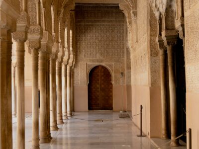 Alhambra, Gaudí et villages blancs : l'architecture espagnole entre Orient et avant-garde