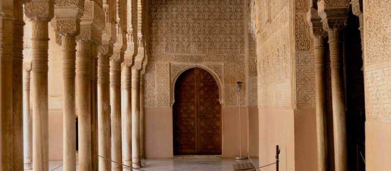 Alhambra, Gaudí et villages blancs : l'architecture espagnole entre Orient et avant-garde