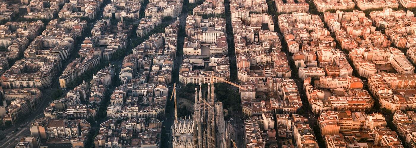 Vue aérienne de Barcelone avec la Sagrada Familia et le quartier de l'Eixample
