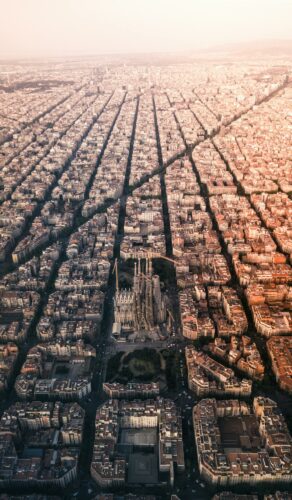 Vue aérienne de Barcelone avec la Sagrada Familia et le quartier de l'Eixample