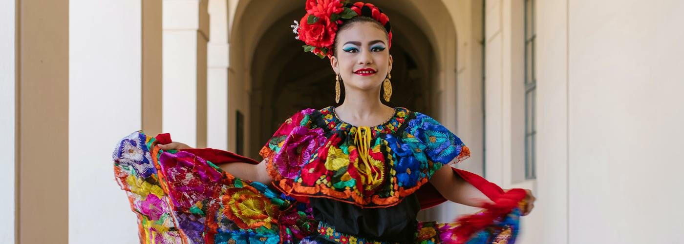 Danseuse de flamenco en robe colorée, art traditionnel andalou