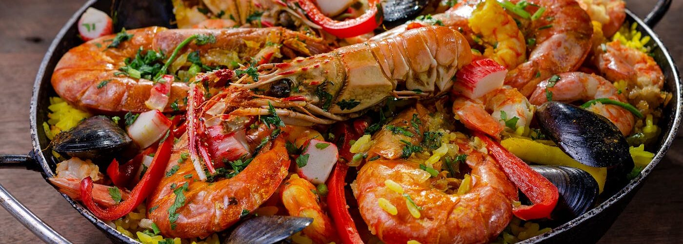 Paella aux fruits de mer dans une poêle traditionnelle, cuisine espagnole