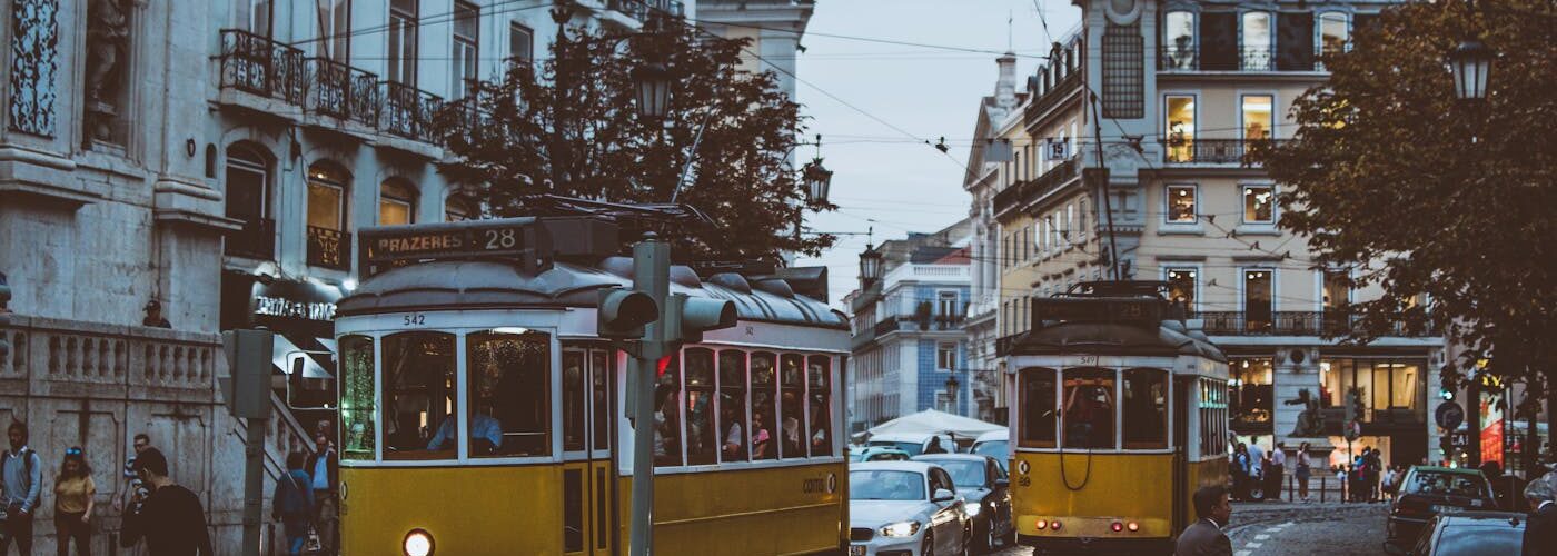 Vue panoramique de Santorin en Grèce, maisons blanches et dômes bleus face à la mer Égée