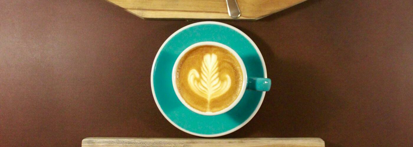 Croissants dorés et viennoiseries françaises sur une table de petit-déjeuner