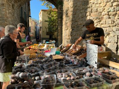 Marchés, fêtes de village et savoir-vivre : les traditions qui font la France