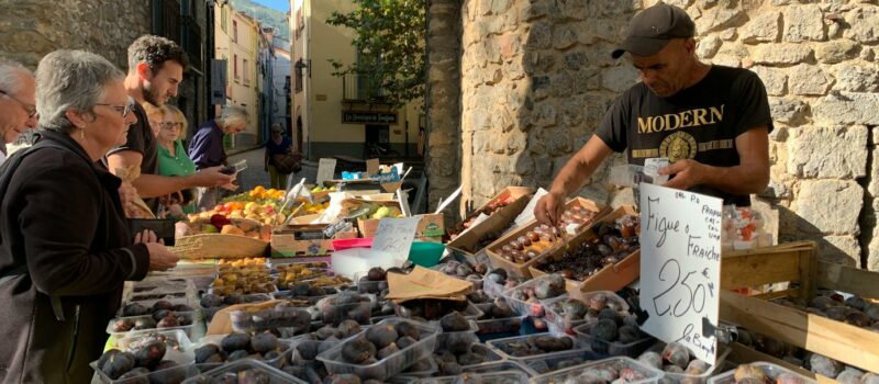 Marchés, fêtes de village et savoir-vivre : les traditions qui font la France