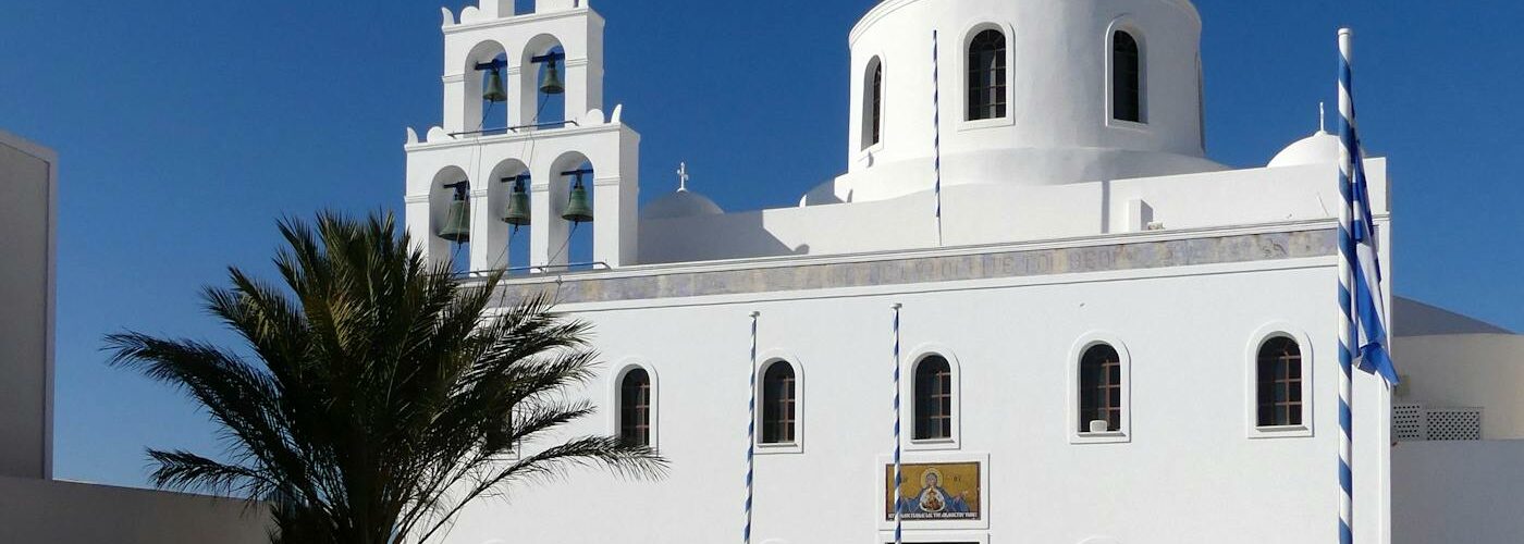 Église de Panagia Platsani aux murs blancs et dôme bleu en Grèce