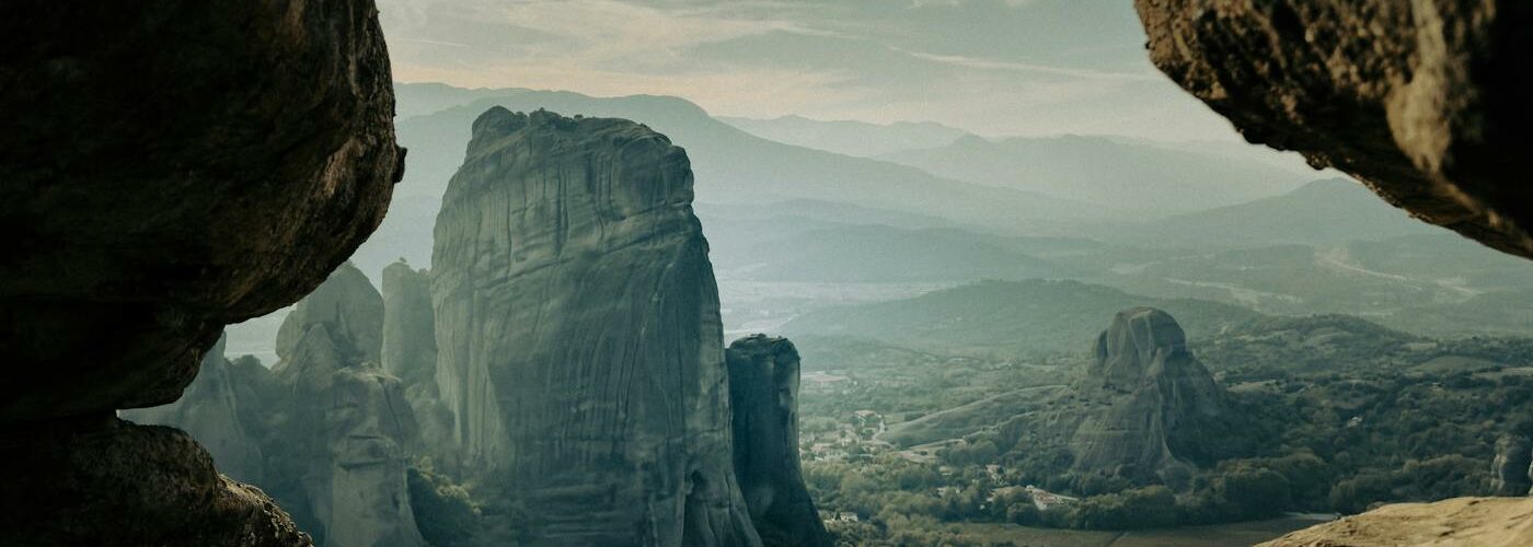 Paysage spectaculaire des Météores avec monastères perchés sur des pitons rocheux en Grèce
