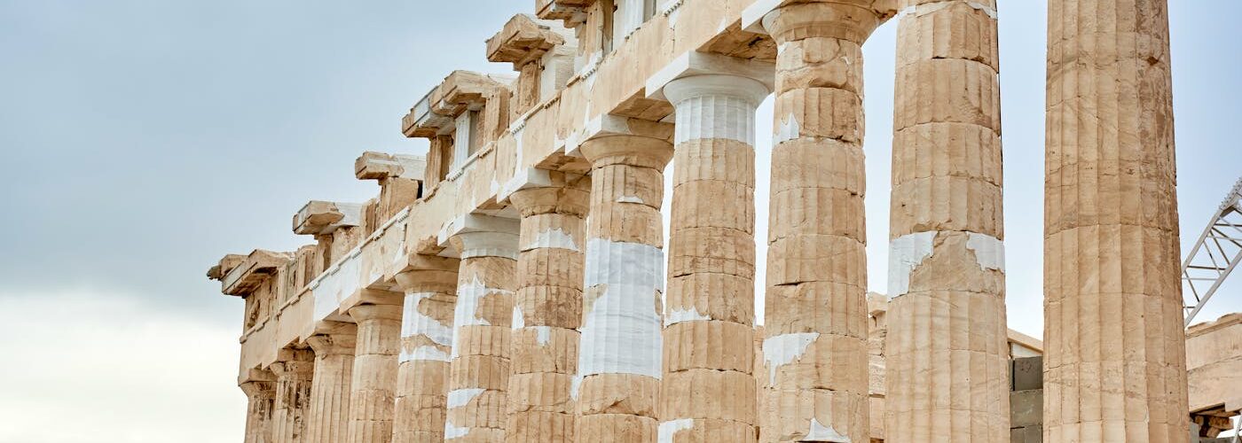 Colonnes du Parthénon sur l'Acropole d'Athènes, chef-d'œuvre de l'architecture grecque antique