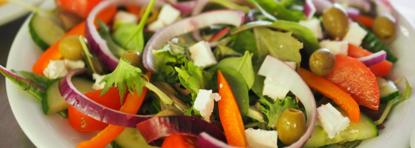 Salade grecque traditionnelle avec feta, olives, tomates et concombre