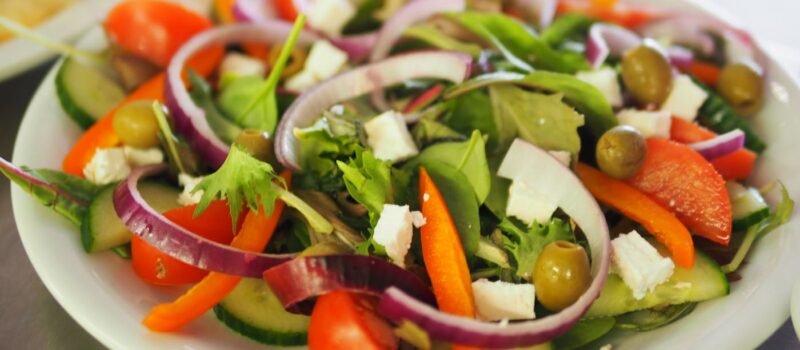 Moussaka, souvlaki et huile d'olive : la gastronomie grecque, soleil et Méditerranée dans l'assiette