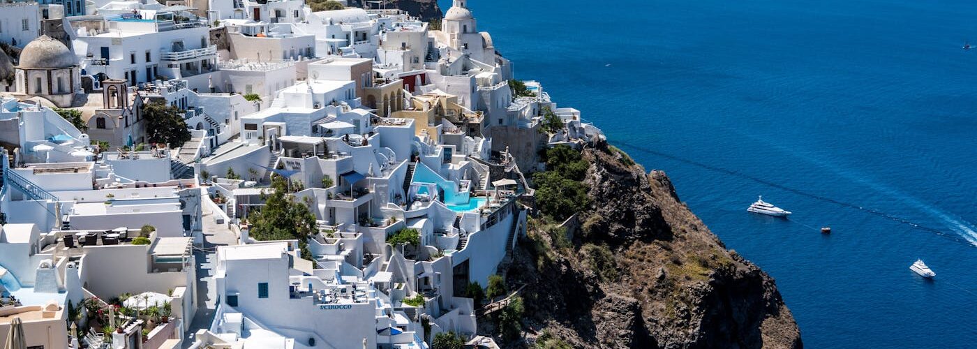 Maisons blanches et dômes bleus de Santorin avec vue sur la mer Égée, Grèce