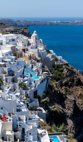 Maisons blanches et dômes bleus de Santorin avec vue sur la mer Égée, Grèce