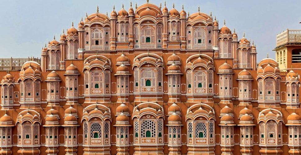 Façade ajourée du Hawa Mahal avec ses jali de grès rose, Jaipur, Rajasthan, Inde