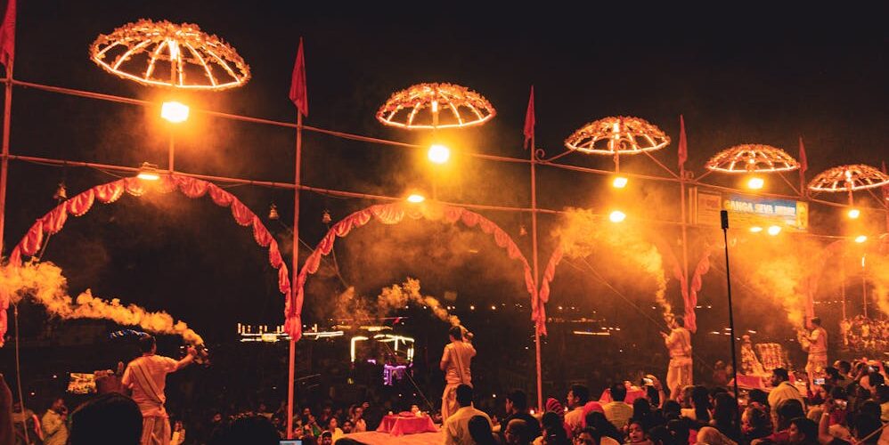 Cérémonie du Ganga aarti sur les ghats de Varanasi, prêtres et flammes au bord du Gange, Inde